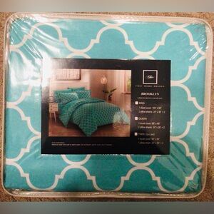 Queen Duvet Set, 3 piece with Shams.
Green and White 88 x 88 in.